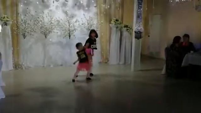 Денс кабер на MOMOLAND