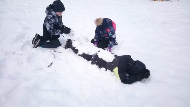 Мы с братом закопали Арсения снежком . Проучили брата.  Детский развлекательный канал представляет.