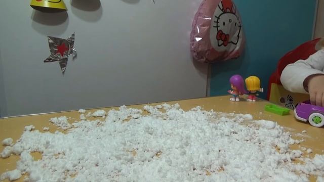 Пинипон. Снег летом. Пинипоны катаются на лыжах.