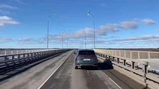 Geely Monjaro , только посмотрите - как он хорош на фоне выборгского раритетного трамвая ! смотреть онлайн