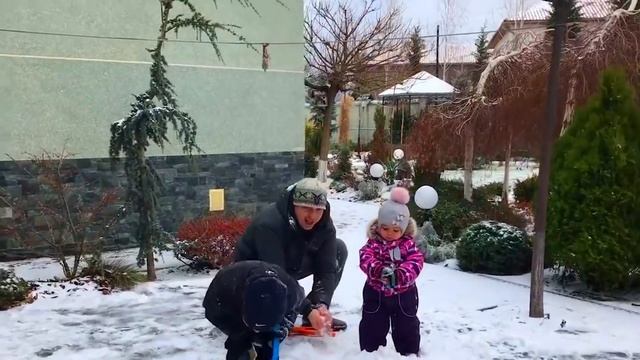 Мирослава и Тимур лепят снеговика