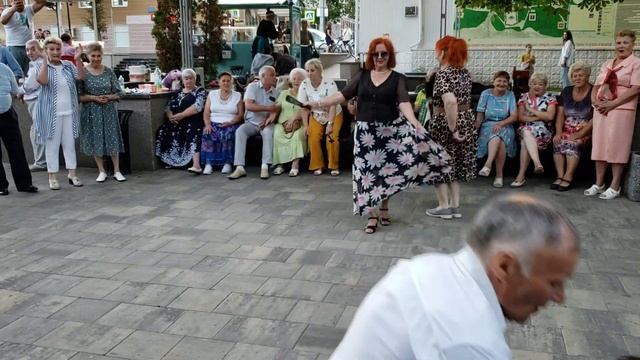 240707 Танцы до упаду! песни в парке у фонтана Жители Орла орловчане поют танцуют гармонь город Оре