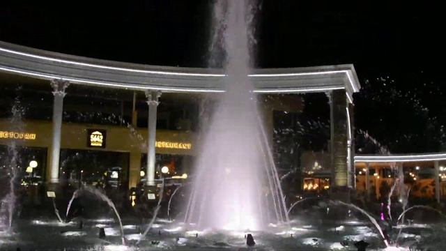 Светомузыкальный фонтан в Кисловодске с огнем.