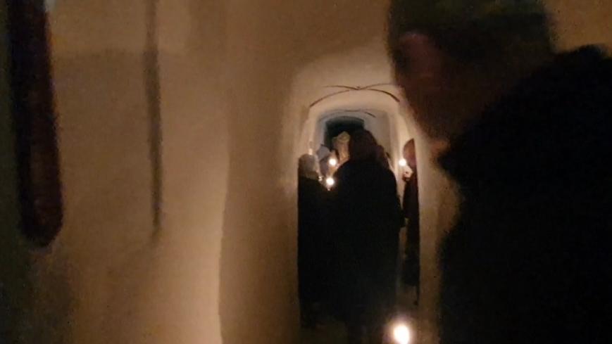 В пещерах. Спускаемся вниз, крутой спуск в темноту и прохладу древнейших в стране рукотворных пещер. смотреть онлайн