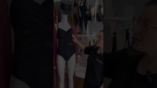 В этом купальнике все выглядит на несколько размеров ? смотреть онлайн
