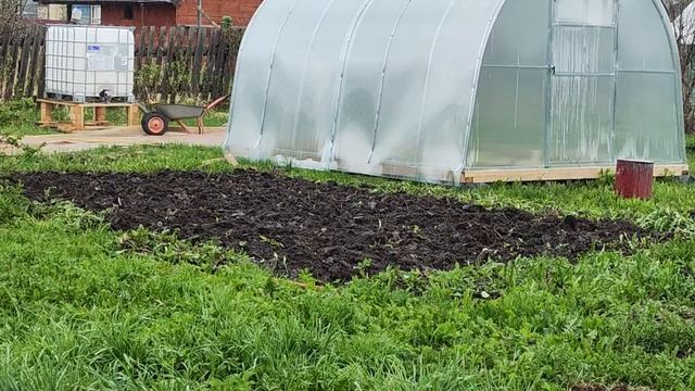 Дождь на даче, но успел вскопать грядку смотреть онлайн