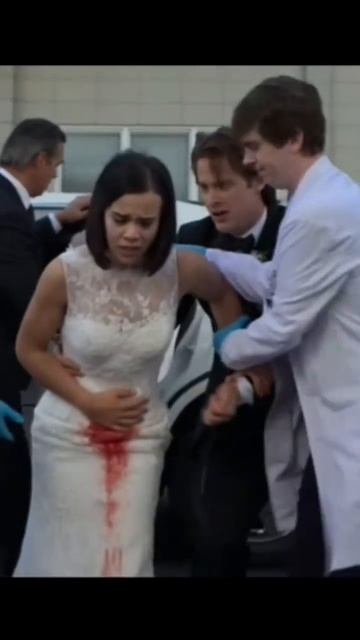 молодой доктор хирург спасает жизнь девушки. Он болеет аутизмом🫢#кино #сериал смотреть онлайн