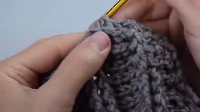Красивая шапка с рельефными столбиками смотреть онлайн
