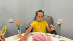 Тася играет в «вонючий носок»