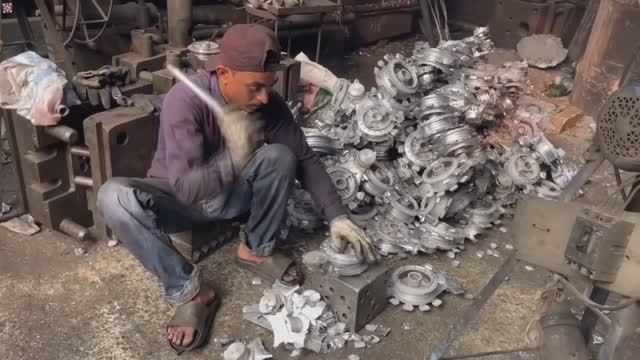 Как отливают ступицы колеса для мотоциклов. смотреть онлайн