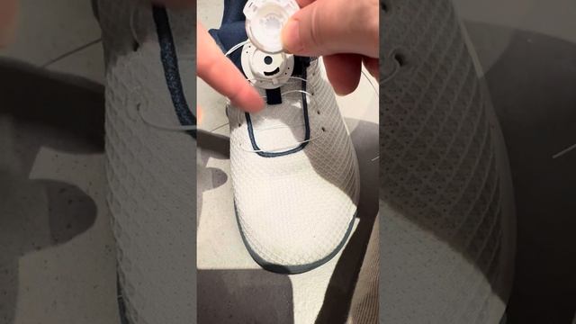 Как зашнуровать автоматические шнурки