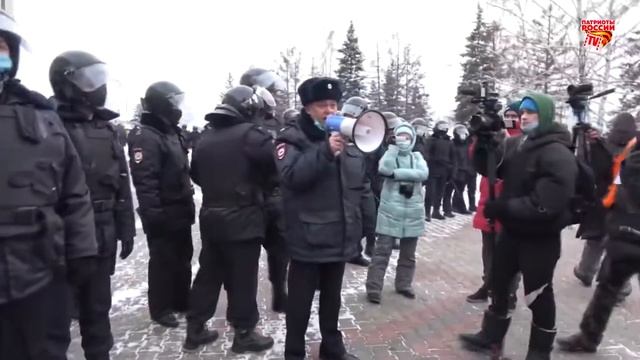 Немец в костюме полицейского вешает лапшу на уши мити?