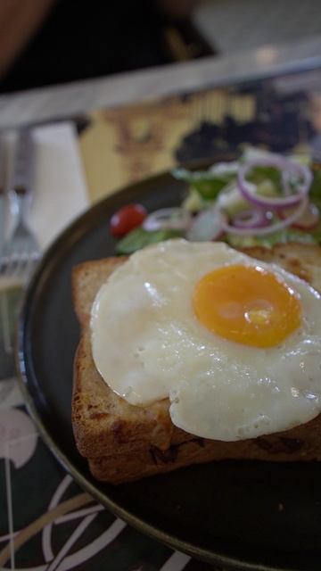 Съели завтрак во французском стиле на острове Пхукет за считанные секунды