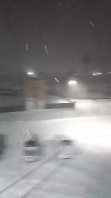 сейчас весна да? А СНЕГ ВСЁ ЕЩЕ НЕ РАСТАЯЛ смотреть онлайн