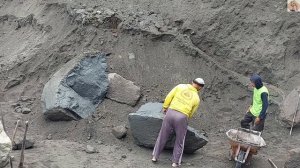 Строительство, работы в карьере много, ломается инструмент