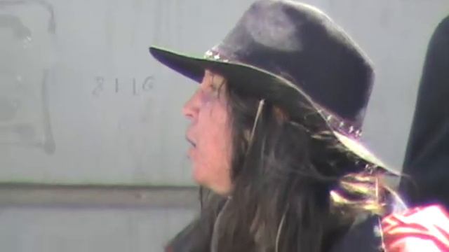 Видео прикол на улице пьяная женщина девушка в шляпе переходит дорогу в городе Орле Город Орёл смотреть онлайн