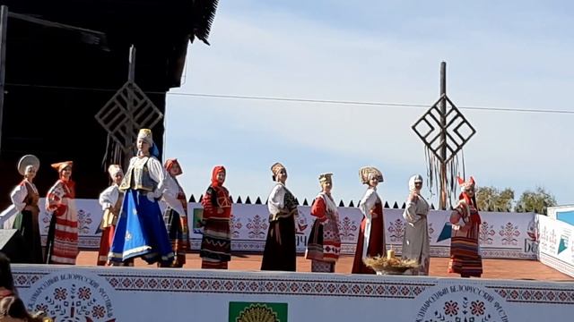 Дефиле в русских народных костюмах разных регионов Ро