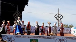 Дефиле в русских народных костюмах разных регионов Ро