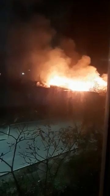 Пожар на площади 1000 квадратных метров тушат в Охе