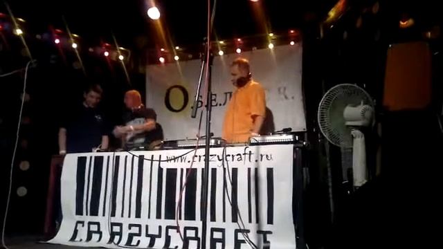 На сцене Sherstnev, Elisbar и Mekhanick, сет DJ Elisbar смотреть онлайн
