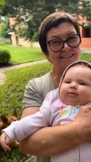 Родители Жанны Фриске наслаждаться ролью бабушки и дедушки с внучкой Луной🥰❤️👏 смотреть онлайн