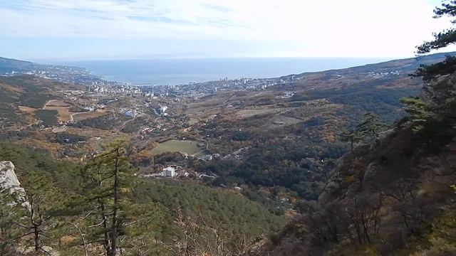 Travel In Ukraine. Южный берег Крыма. Вид на Ялту с Штангеевской тропы. 09.11.2014.