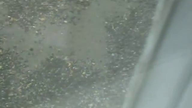 Мужик бреет асфальт