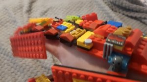 собрал из lego перчатку железного человека