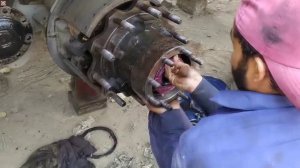 Замена ступичного подшипника на грузовике.