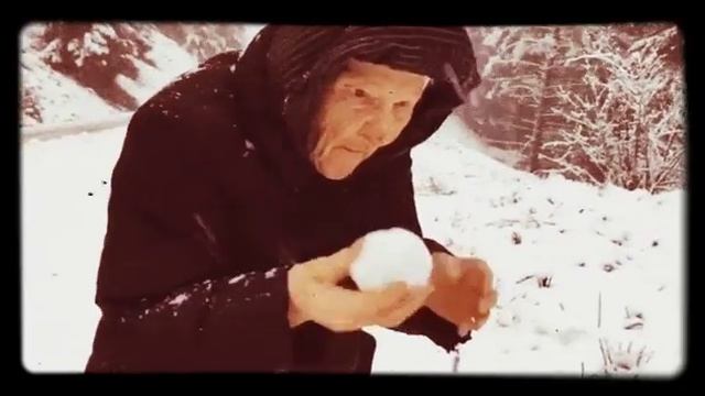 Бабушка до сих пор помнит что такое снежки