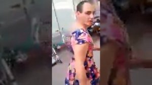 Мужчины разгуливают в платьях по улице