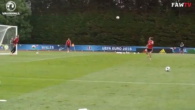 Крутой удар Бэйла на тренировке