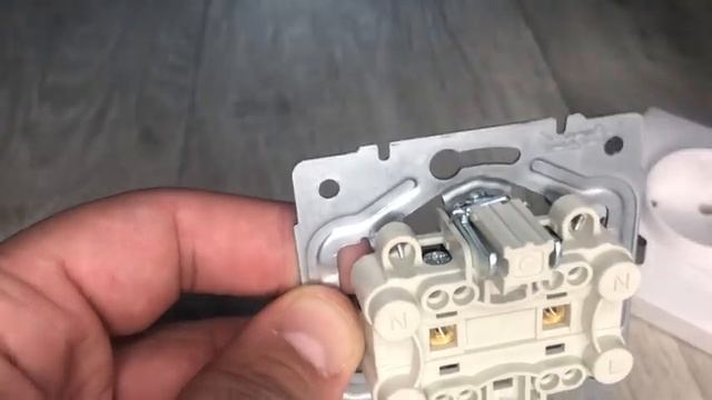 Подключение двойной розетки к 220В Как правильно подключить двойную. смотреть онлайн