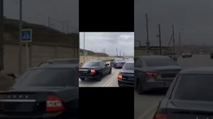 песня а едет катится за ним жена приора