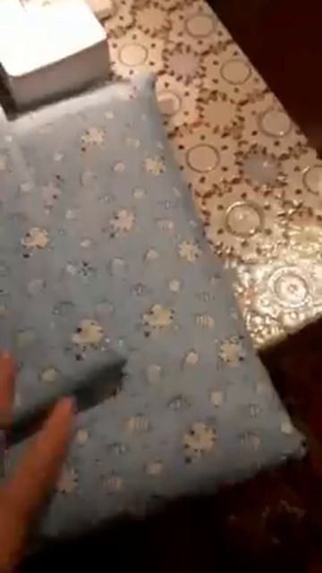 бабушка шьёт постельное