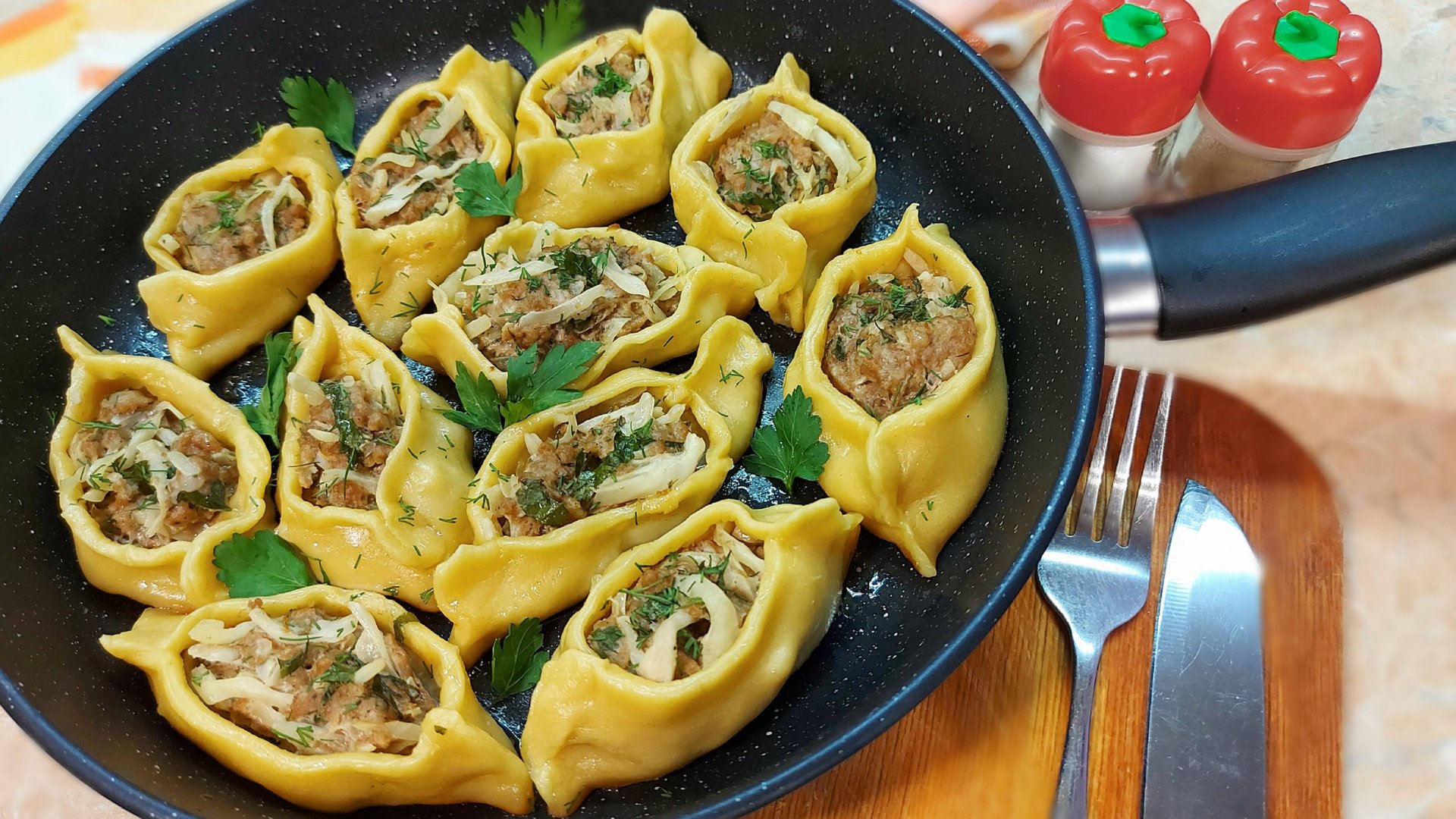 Лодочки с фаршем и капустой на сковороде. Открытые манты смотреть онлайн