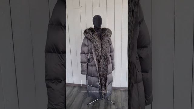 Видеообзор Пуховик длинный серый с мехом чернобурки, 1