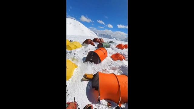 Группа Клуба 8000 на склонах пика Ленина смотреть онлайн