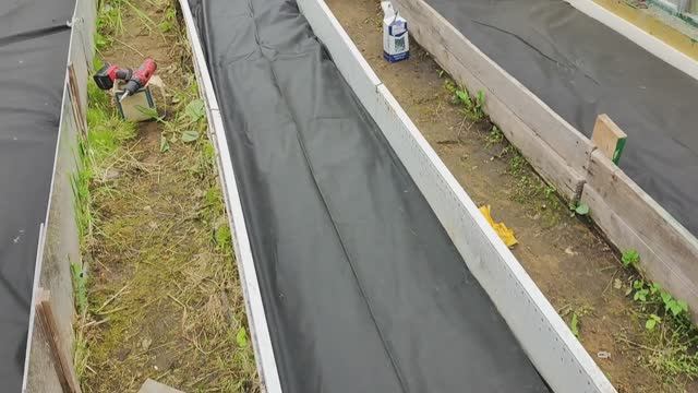 Подготовка теплицы. Укладка геотекстиля(спанчбонда) на нестандартные грядки))) смотреть онлайн