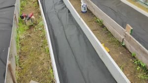 Подготовка теплицы. Укладка геотекстиля(спанчбонда) на нестандартные грядки)))