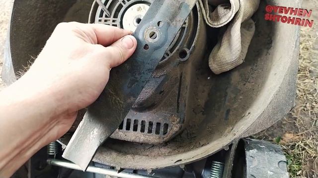 Знімаємо ніж з газонокосарки Grunhelm EM-6118B (чи повинен там бути лак?) смотреть онлайн