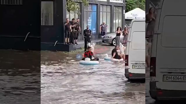 Мужчины плавают в луже на надувных кругах