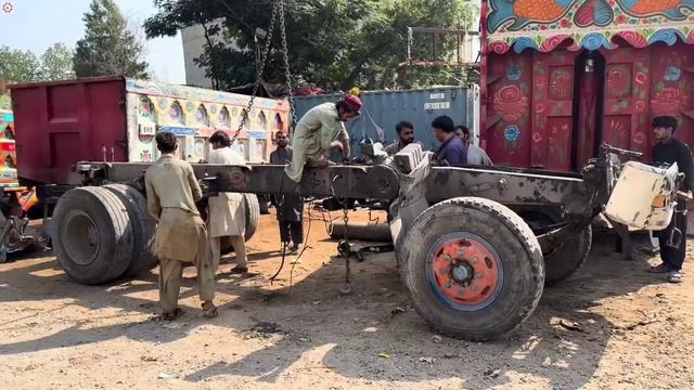 Процесс ремонта разбитого грузовика. смотреть онлайн