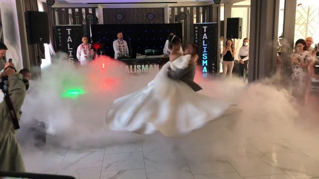 «Коли твоя футболка на мені...»Перший весільний танець