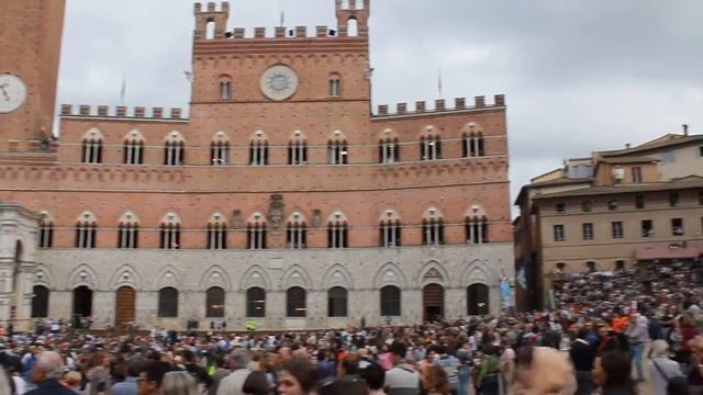 Столпотворение на Пьяцца дель Кампо в Сиене в ожидание скачек смотреть онлайн
