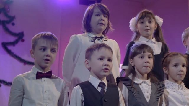 Игра в снежки, исп  хор первоклассников