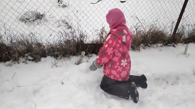 Маша лепит крепость для игры в снежки