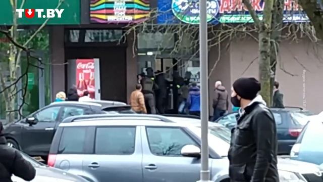 Чёрные рубашки бьют беззащитного задержанного смотреть онлайн