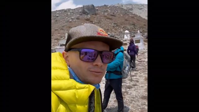 Группа Клуба 7 Вершин КониЯки на переходе в селение  Лобуче, в шаге от базового лагеря Эвереста