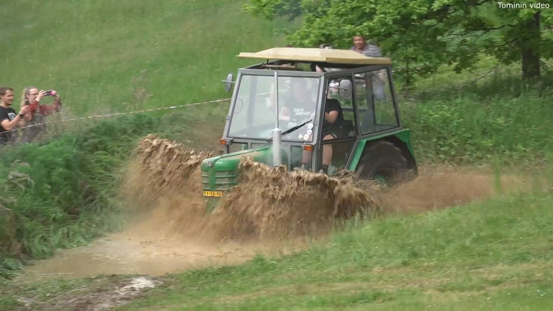 ТРАКТОРА ГОНЯЮТ По ЛУЖАМ и ГРЯЗИ! смотреть онлайн